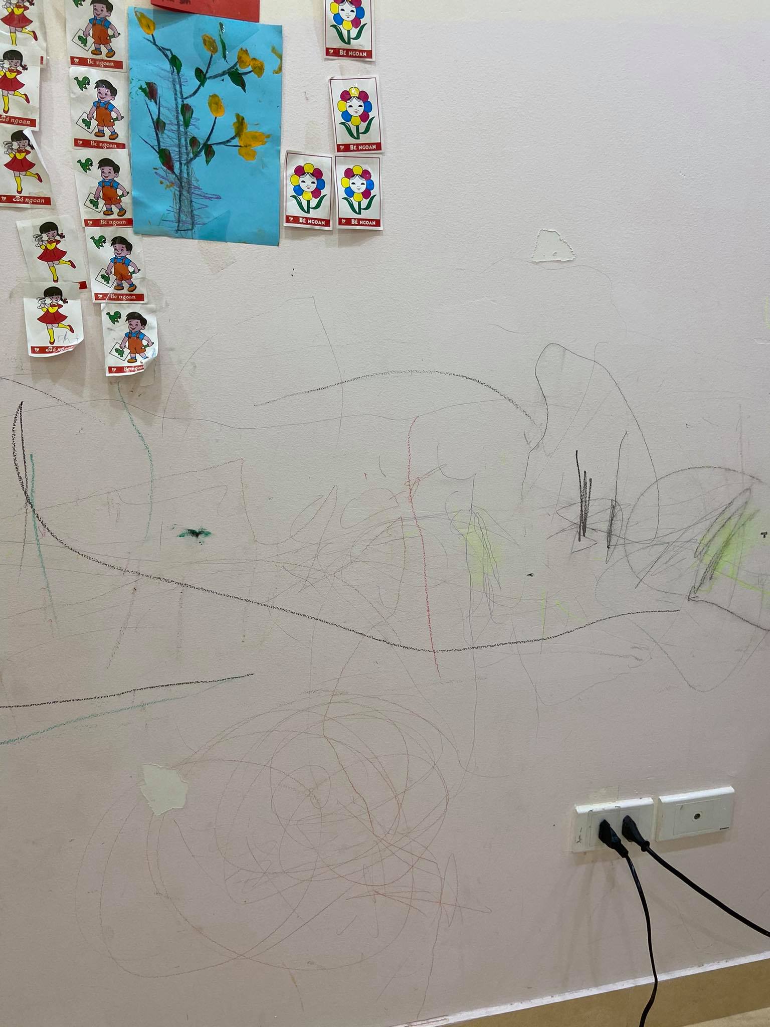 Cách xóa bút màu trẻ vẽ lên tường triệt để?