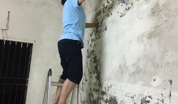 tường dán xốp muốn bóc ra sơn