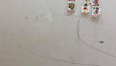 Cách xóa bút màu trẻ vẽ lên tường triệt để?