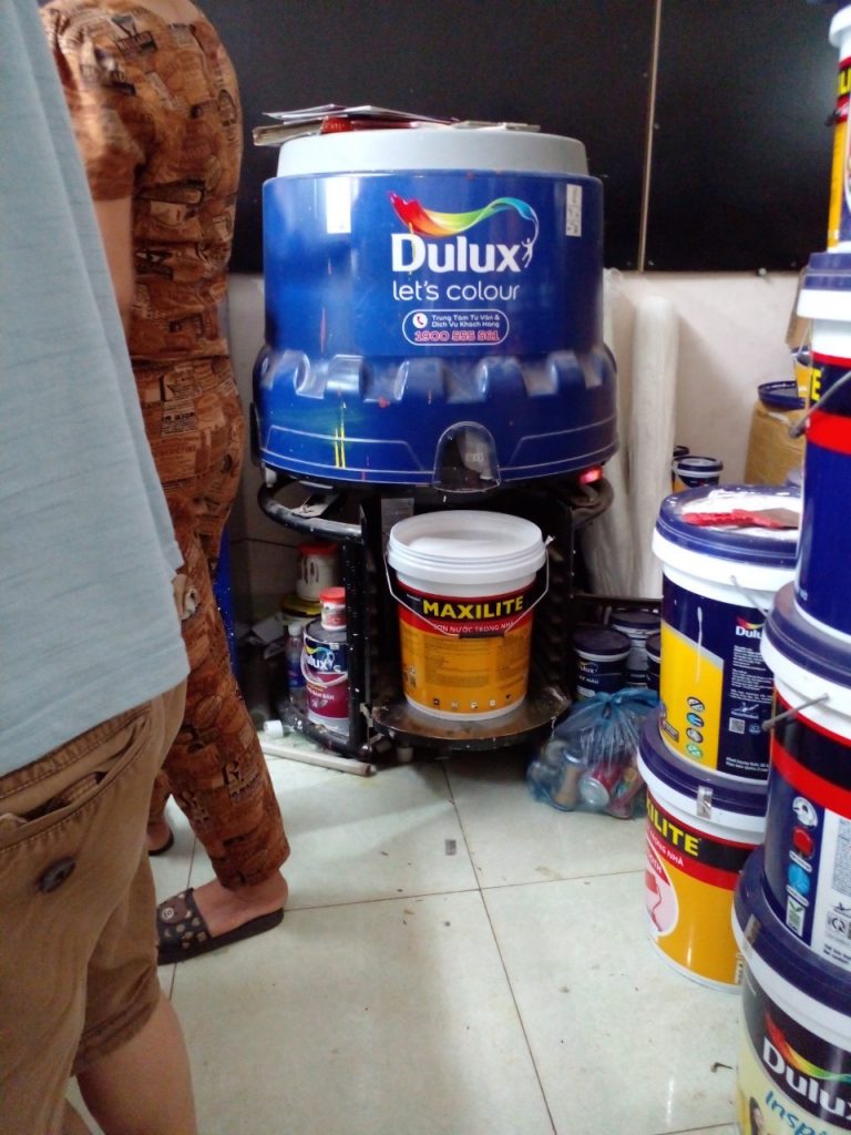 Máy pha sơn dulux thợ thi công sơn nhà